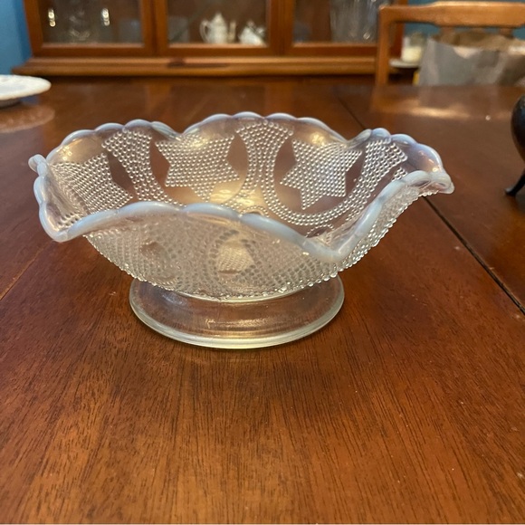 Fenton Beaded Star with Swag opalescent depression glass bowl - Picture 1 of 4
